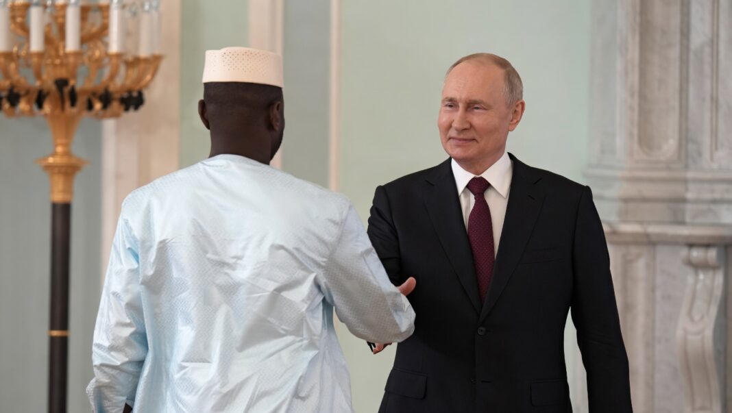 Vladimir Poutine et Assimi Goïta lors d'une rencontre officielle
