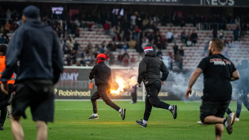 Ligue 1 : l’ogc nice sanctionné, huis clos pour le barrage face à saint-etienne