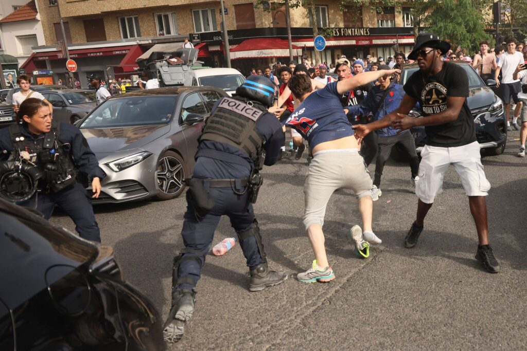 Ambiance électrique pour la finale de la Ligue des champions à Saint-Cloud