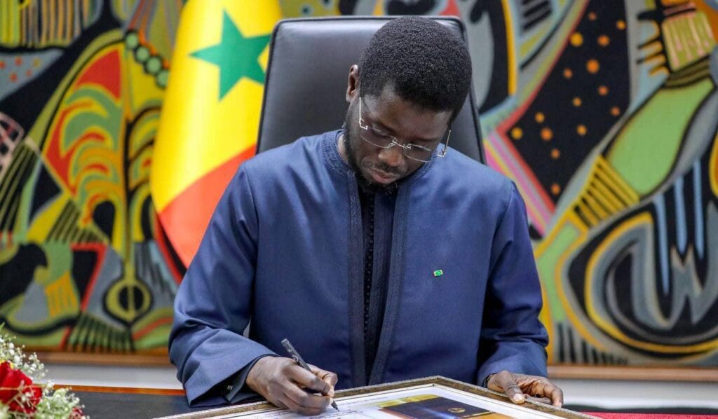 Le président Bassirou Diomaye Faye officialise le général Pape Cissé à la tête de l’armée de l’air