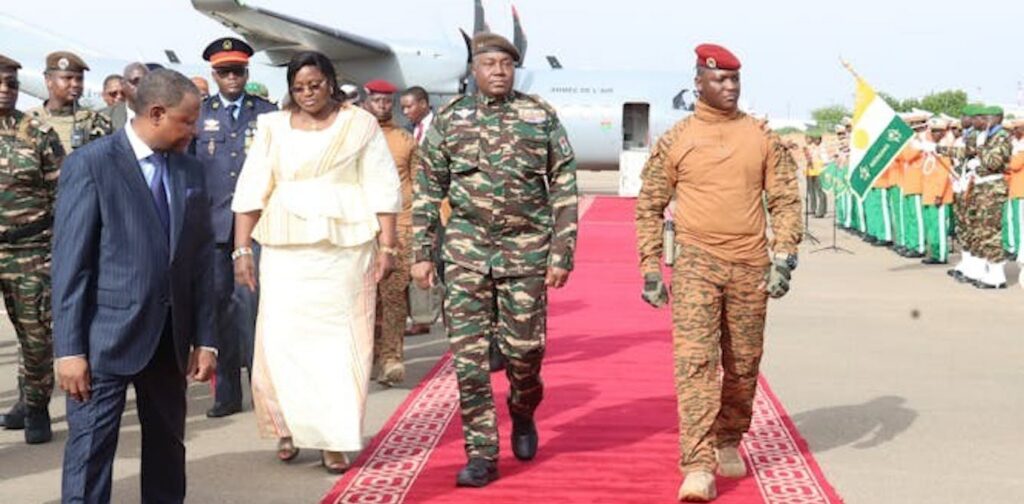 Fin des partis politiques au Burkina Faso : quand les militaires écartent leurs alliés civils