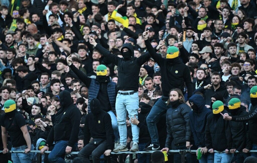 Envahissements de terrain et cagoules : la fin de saison agitée de la ligue 1 à nantes et nice