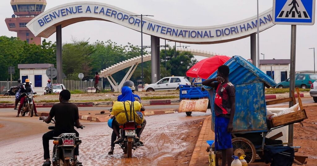 Attaque sur l’aéroport de Niamey : djihadistes et influence russe au cœur du Sahel