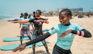 Découverte du surf comme levier d&rsquo;éducation pour les jeunes filles sénégalaises