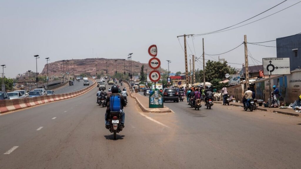 Bamako isolée : les transporteurs maliens suspendent leurs liaisons face à l’insécurité