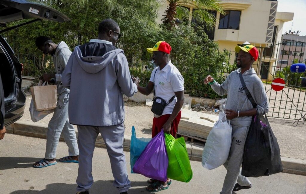 Trois supporters sénégalais libérés après la can de retour à Dakar