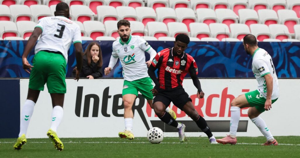 Ligue 1 : l’OGC Nice joue son avenir contre Saint-Étienne dans un barrage sous haute tension