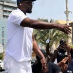 Ousmane Sonko accueilli triomphalement par ses partisans à Dakar