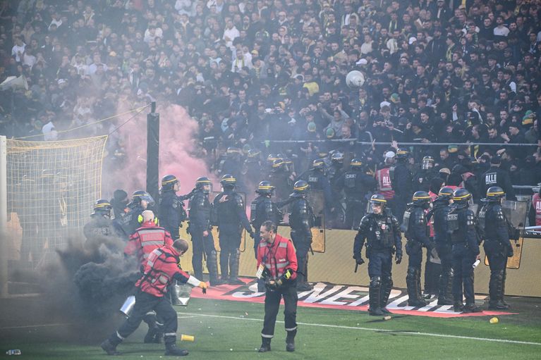 Les supporters nantais regagnent leur tribune sous haute surveillance des forces de l'ordre