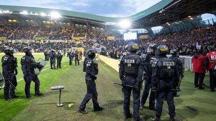 Les forces de l'ordre ramènent le calme au stade de la Beaujoire après les violences entre supporters nantais et les forces de l'ordre, le 17 mai 2026.