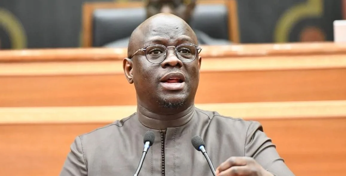 Sénégal et UEMOA : les raisons d'un léger recul en 2025 Le ministre Cheikh Diba lors de la présentation des résultats UEMOA