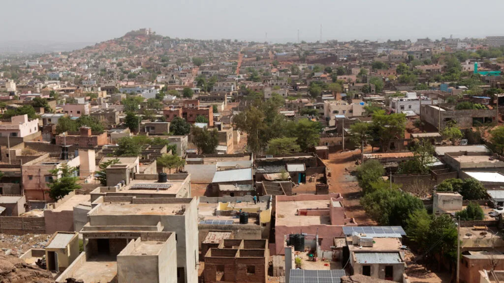 Illustration symbolisant les tensions entre sécurité d'État et droits fondamentaux au Mali