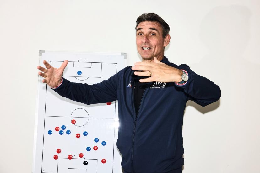 Le gardien lensois Guillaume Warmuz face à Nicolas Anelka lors du match contre Arsenal à Wembley