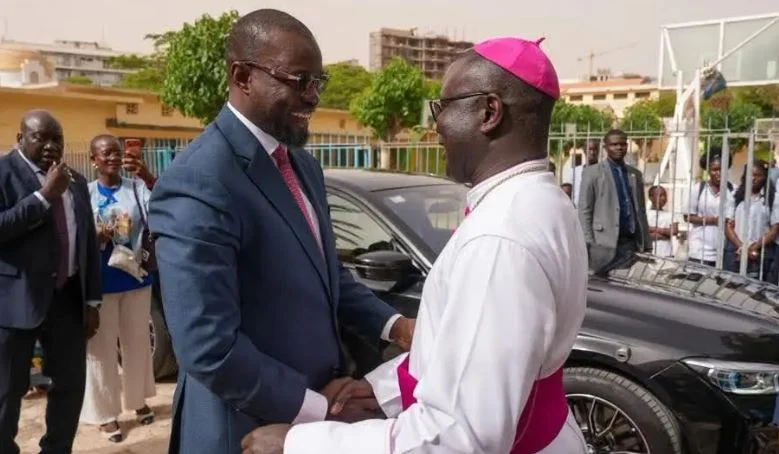 Sonko en visite chez Monseigneur Guéye avant le pèlerinage