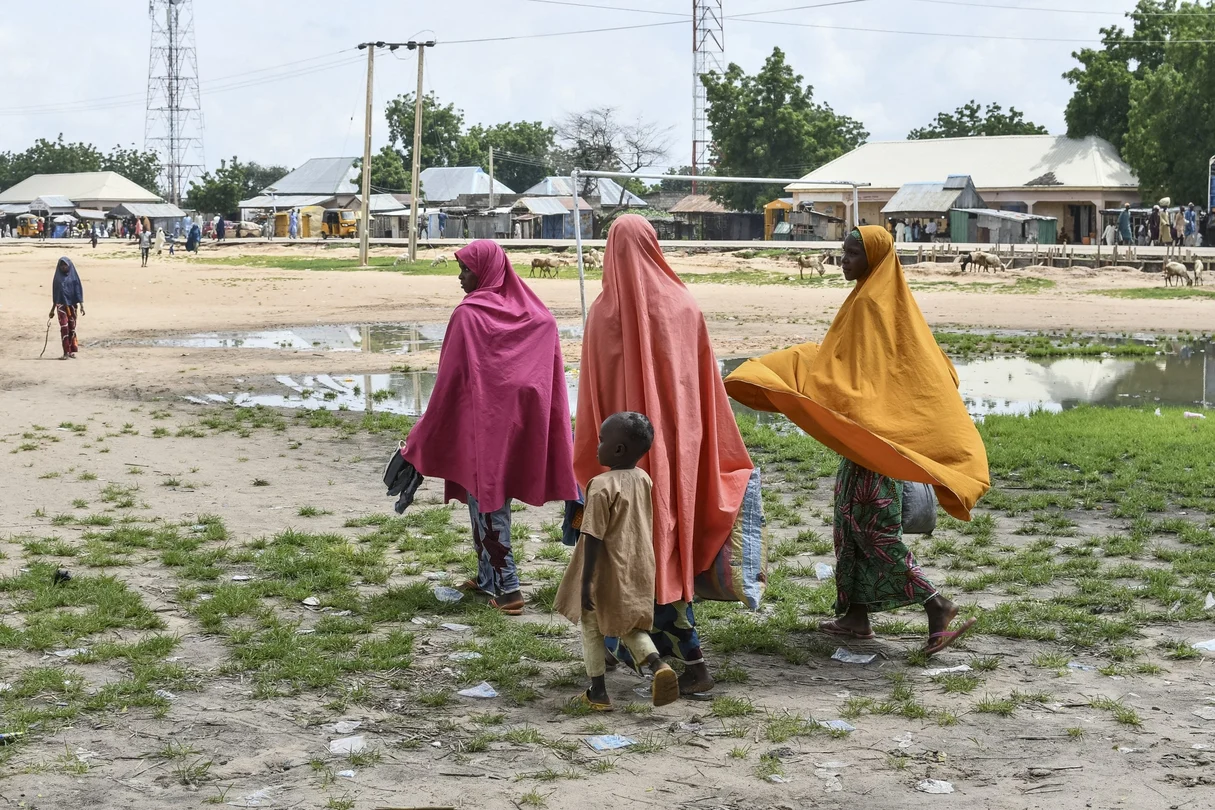 Des proches de victimes d'une attaque attribuée à Boko Haram se recueillent à Babban Gide. Les autorités locales évoquent un bilan tragique après une attaque dans l'État de Yobe, au Nigeria.