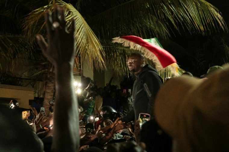 Ousmane Sonko acclamé par ses partisans après son limogeage