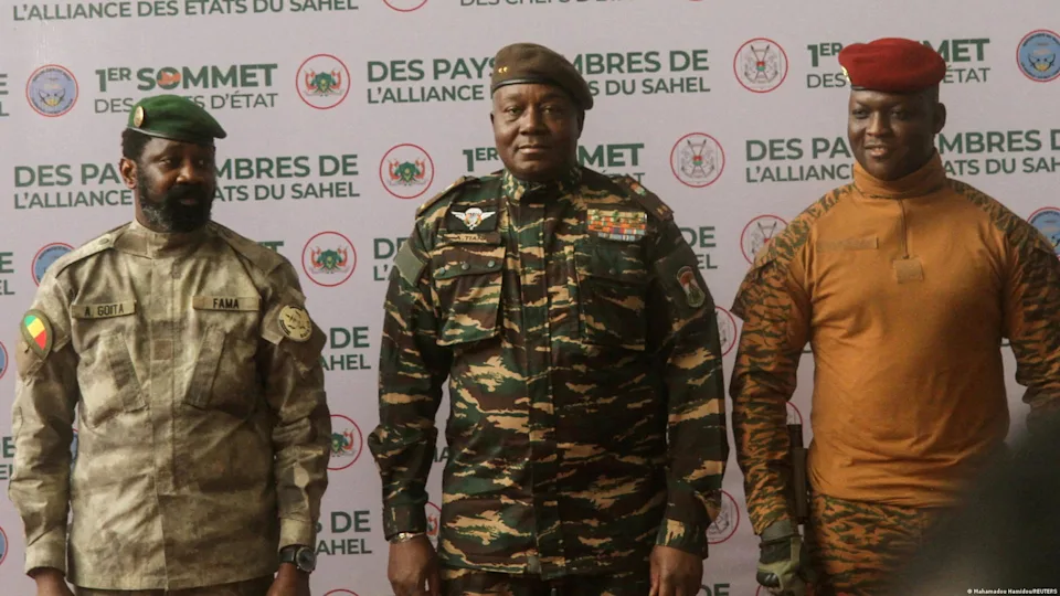 Assimi Goïta, Abdourahamane Tiani et Ibrahim Traoré, les trois leaders de l'AES, lors d'un sommet