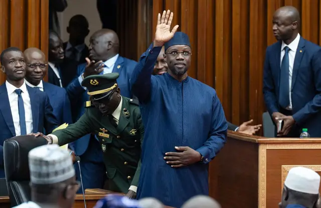 Ousmane Sonko salue les membres du Parlement à Dakar en novembre 2025