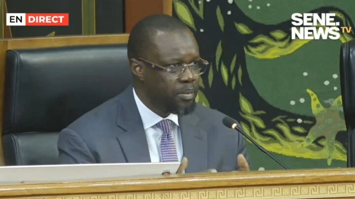 Portrait d'Ousmane Sonko en discussion politique