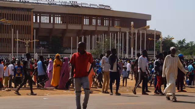 Des Nigériens participant à une séance de recrutement pour les Domol Leydi, milices civiles, au stade Général-Seyni-Kountché de Niamey en août 2023.
