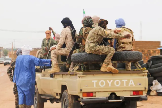 Combattants de la Coordination des mouvements de l'Azawad (CMA) patrouillant dans la ville de Kidal lors d'un congrès pour la fusion des mouvements