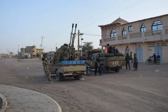 Rebelles touaregs du Front de libération de l'Azawad (FLA) circulant à bord de pick-ups à Kidal
