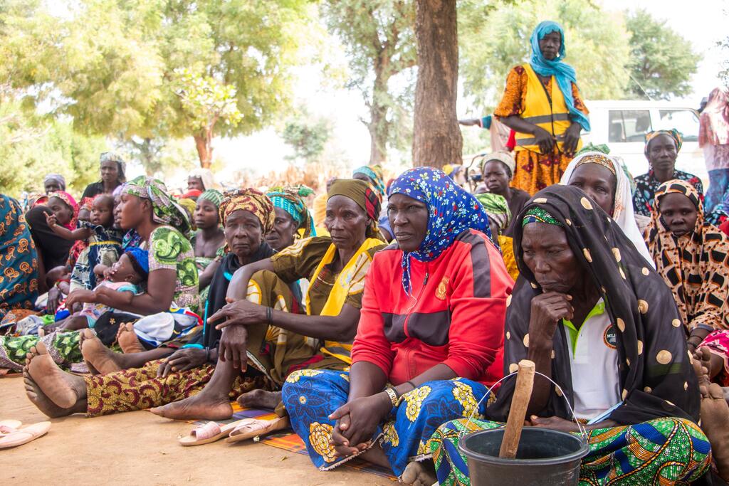Un groupe de femmes et d'enfants locaux à Yagoua, au Cameroun, participe à un événement de sensibilisation pour le projet PULCCA, qui vise à lutter contre l'insécurité alimentaire et à renforcer la résilience de la communauté.