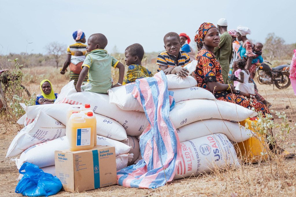Distribution de vivres d'urgence par hélicoptère à Morolaba, au Burkina Faso.
