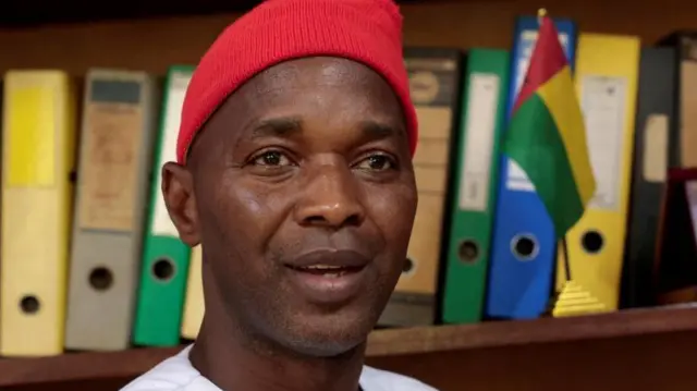 Fernando Dias, candidat à la présidence de Guinée-Bissau, portant un chapeau rouge