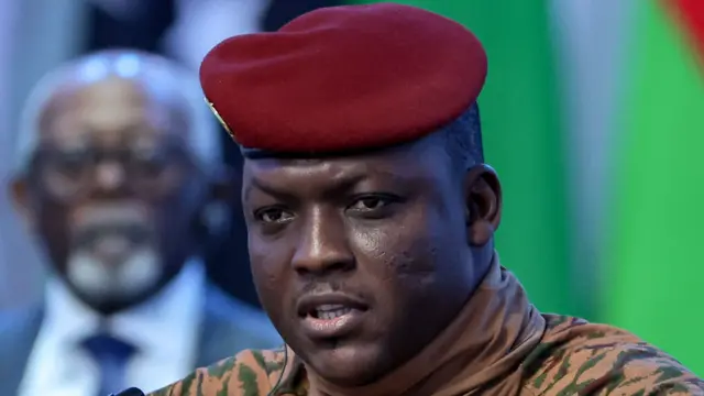 Portrait du capitaine Ibrahim Traoré en tenue militaire beige et béret rouge