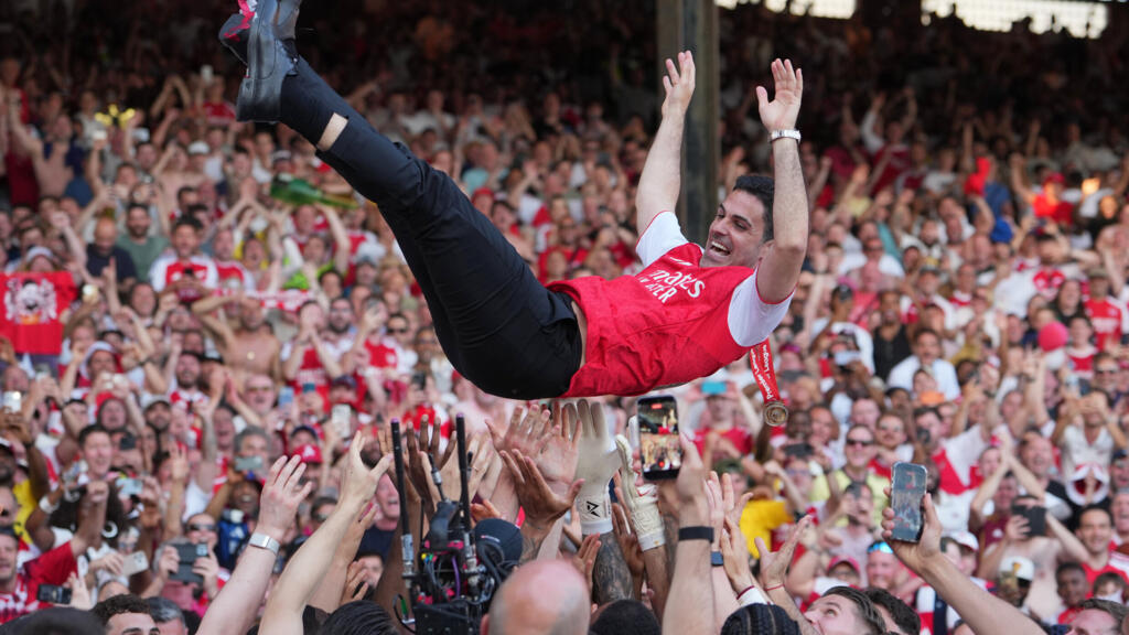 L'entraîneur d'Arsenal, Mikel Arteta, célébré par ses joueurs après leur victoire en Premier League à Londres, Angleterre, le 24 mai 2026.