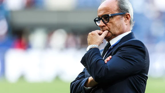 Luis Campos et Khvicha Kvaratskhelia lors de la signature au PSG