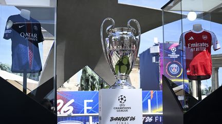 Le trophée de la Ligue des champions est exposé à Budapest (Hongrie).