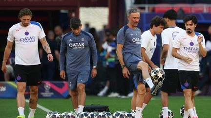 Luis Enrique entouré des joueurs du PSG lors de la préparation à Budapest avant la finale de Ligue des champions