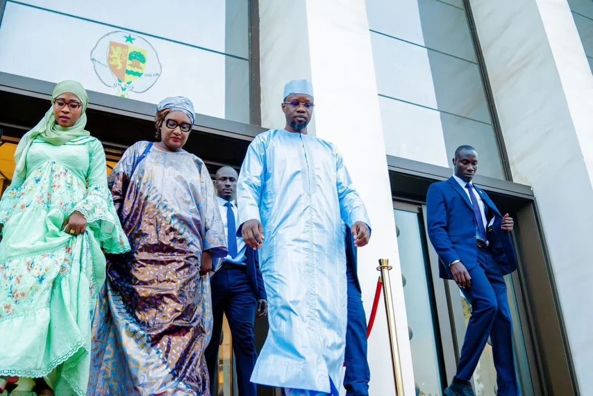 moment clé de la passation de service entre Ousmane Sonko et Al Aminou Lo moment clé de la passation de service