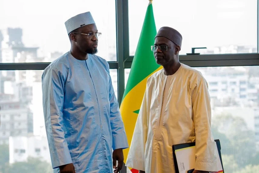 Ousmane Sonko et Al Aminou Lo lors de la cérémonie de passation Ousmane Sonko et Al Aminou Lo lors de la cérémonie