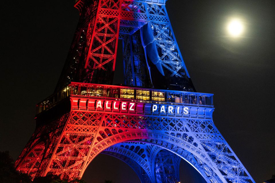 La Tour Eiffel illumine Paris en soutien au psg avant la grande finale