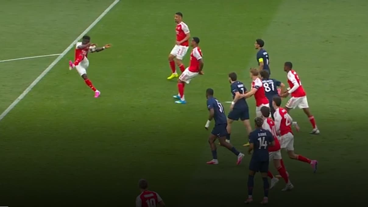 La main de Bukayo Saka lors de PSG-Arsenal en finale de Ligue des champions La main de Bukayo Saka lors de PSG-Arsenal en finale de Ligue des champions