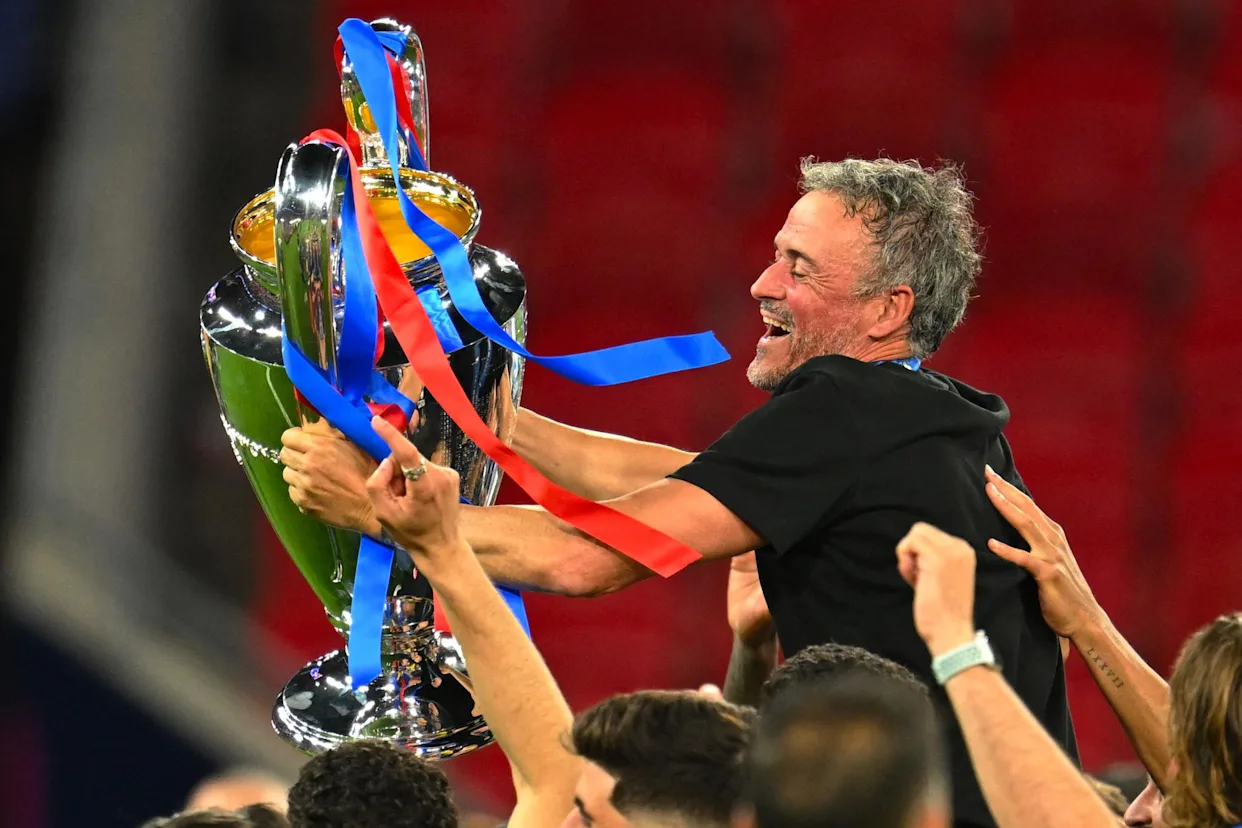 L'équipe du PSG célèbre sa victoire en Ligue des champions avec le trophée