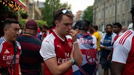 Les supporters d’Arsenal, déçus après la défaite en finale de la Ligue des champions face au PSG, le 30 mai 2026. (MACIEK MUSIALEK / ANADOLU / VIA AFP)