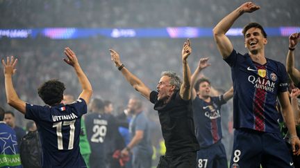 Luis Enrique et les joueurs du PSG célèbrent leur victoire contre Arsenal en finale de la Ligue des champions