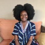 La voix d’une artiste burkinabè entre humour et mémoire
