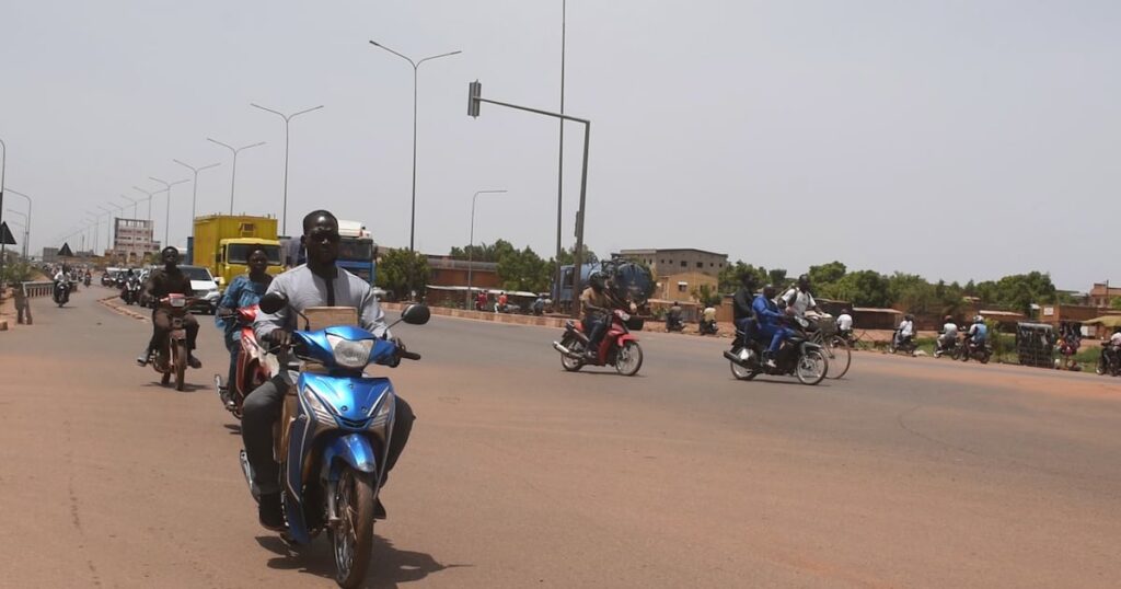 Autorisation des motos Mio sur les pistes cyclables au Burkina Faso : le débat s’intensifie