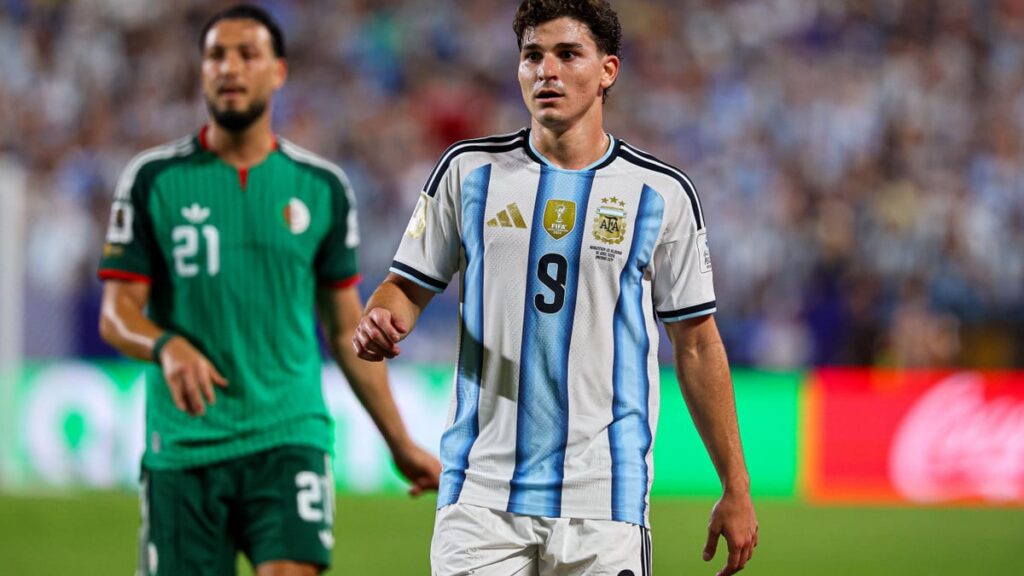 Julian Alvarez entre le PSG et Barcelone : le feuilleton du mercato rebondit