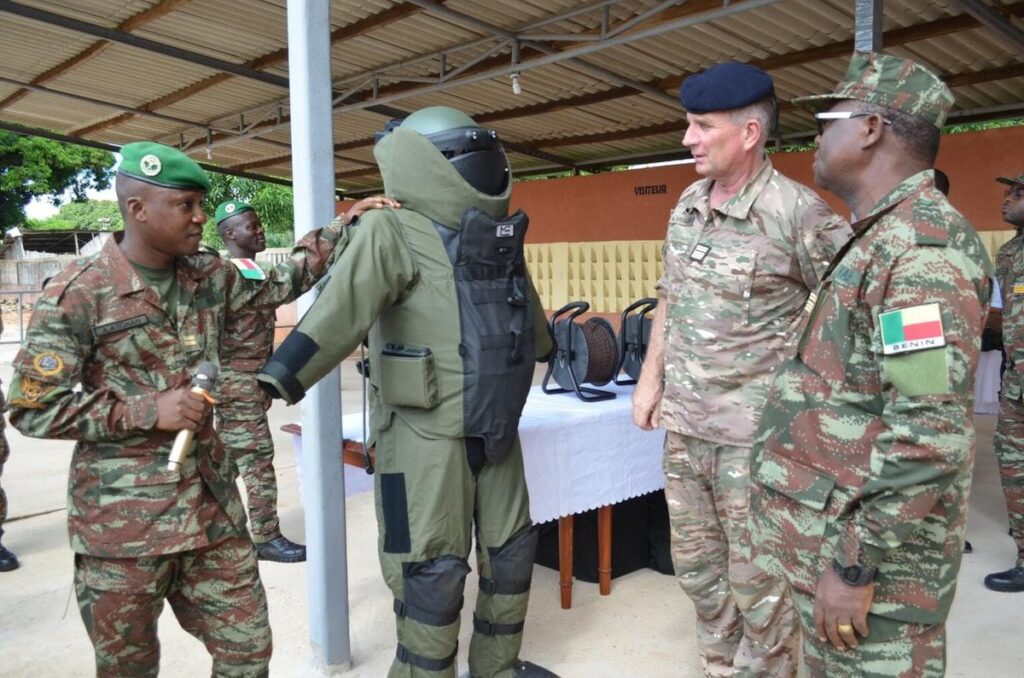 Don militaire français au Bénin : du matériel de pointe contre les engins explosifs improvisés