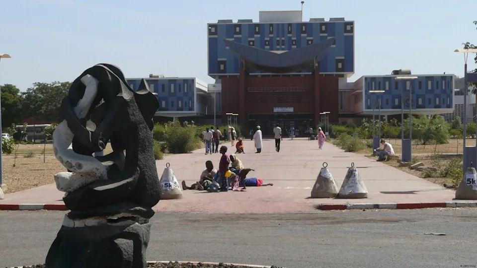 Jeunes Sénégalais en discussion sur les conséquences de la rupture entre Diomaye et Sonko.