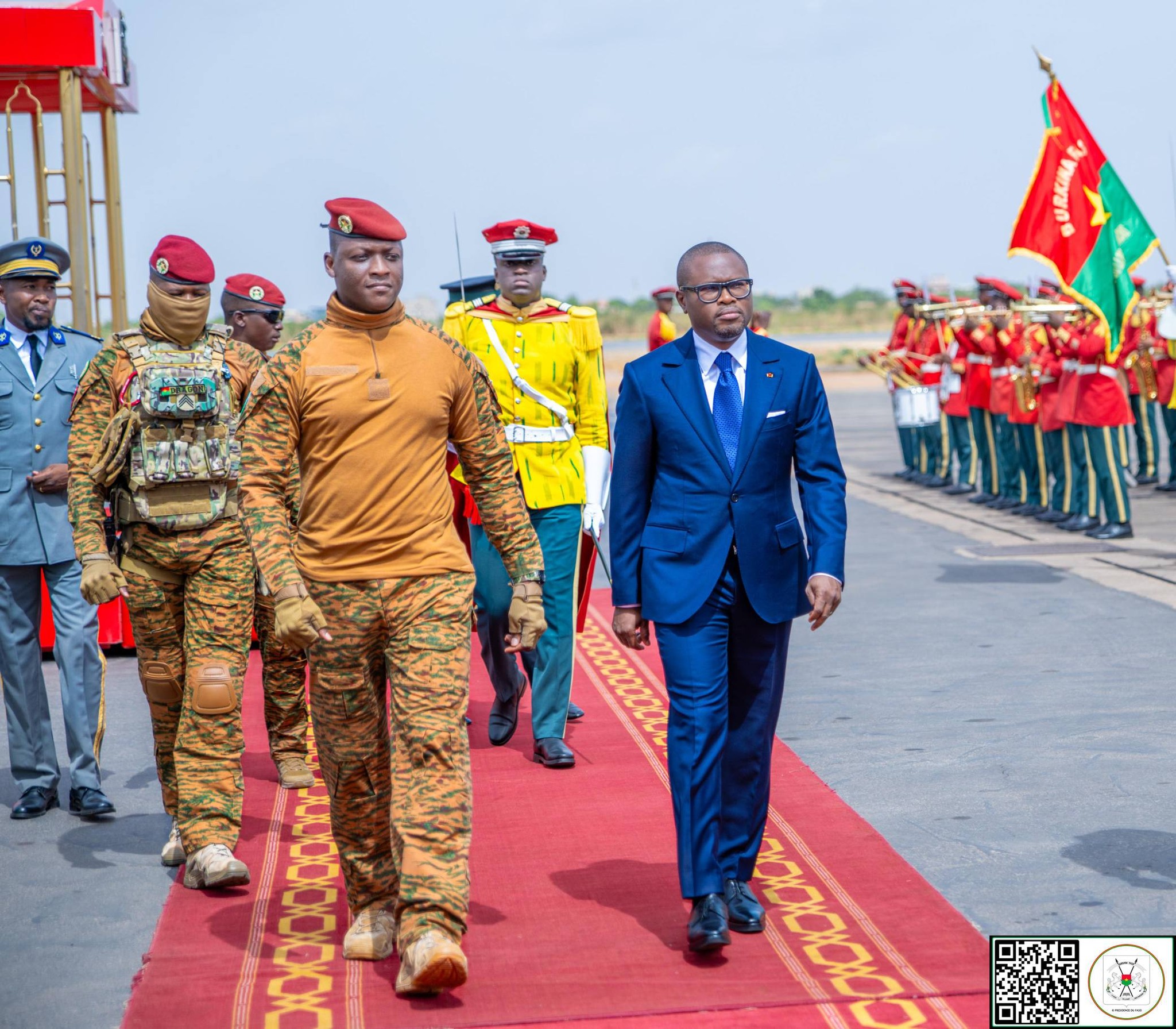 Capitaine Ibrahim Traoré et Romuald Wadagni lors de l'accueil