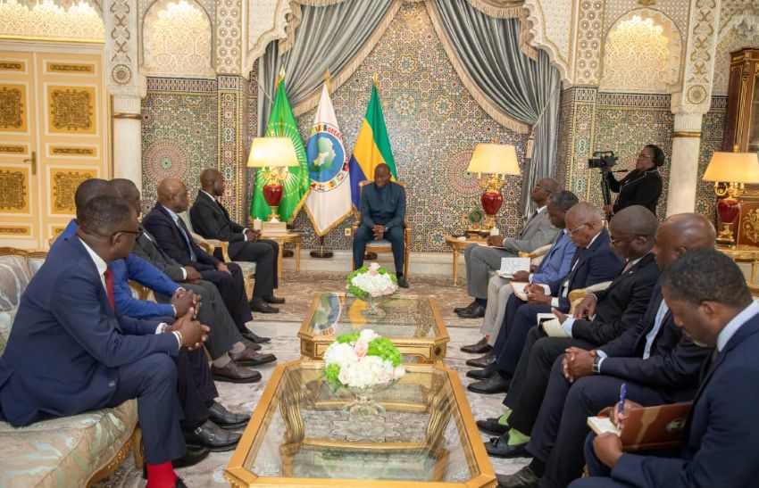 Le président gabonais avec la délégation du Groupe Coris Bank