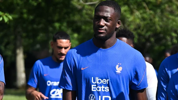 Ibrahima Konaté en discussion avec des coéquipiers