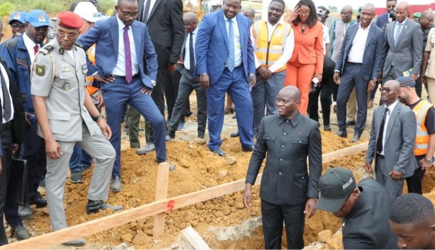Le président gabonais Oligui Nguema lors d'un chantier de construction